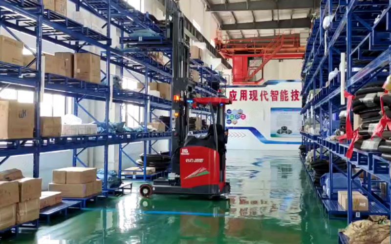 為什么越來越多的工廠選擇AGV智能無人搬運(yùn)車