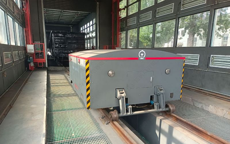 鋼鐵巨龍，縱橫無界：公鐵兩用軌道牽引車的非凡使命